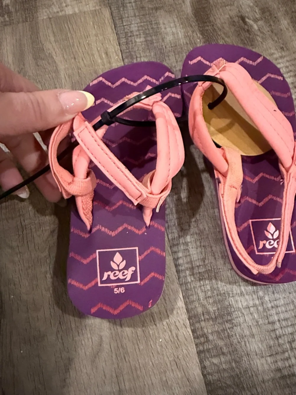 Reef Kids Coral Pink Strappy Flip Flops with Purple Footbed size 5/6